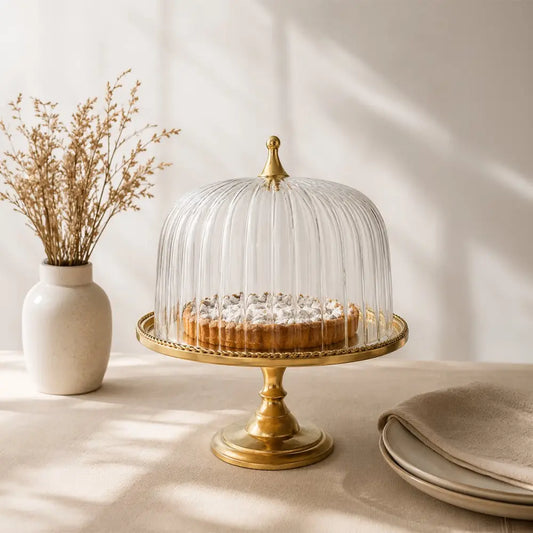 Kuchenform auf Fuß mit transparenter und goldener Glocke