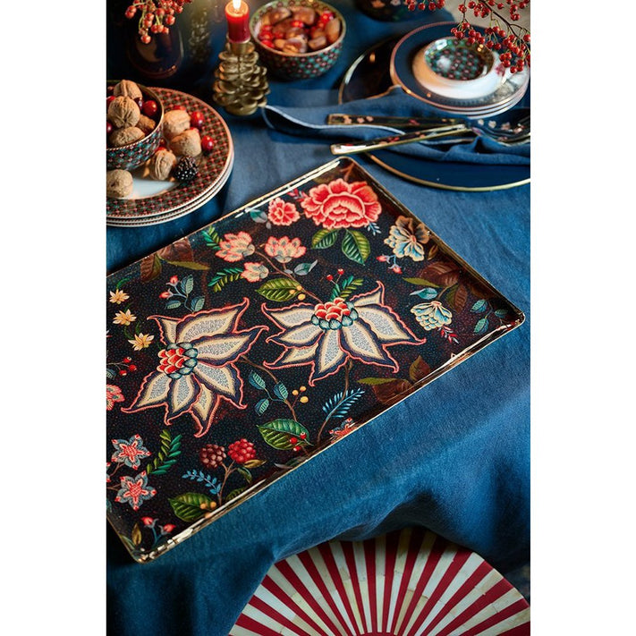 Pastellgedecktes Stillleben mit floralen Keramikdosen, Vasen und Tischläufer in Szene für neue Wohnaccessoires Kollektion