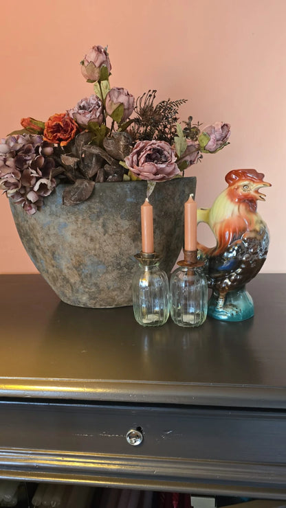Pastellgedecktes Stillleben mit floralen Keramikdosen, Vasen und Tischläufer in Szene für neue Wohnaccessoires Kollektion