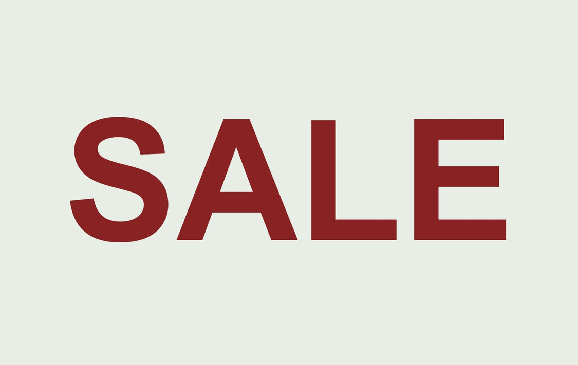 Roter SALE Schriftzug mit Prozentzeichen auf hellem grauen Hintergrund für Wohnaccessoires Sale Kollektion