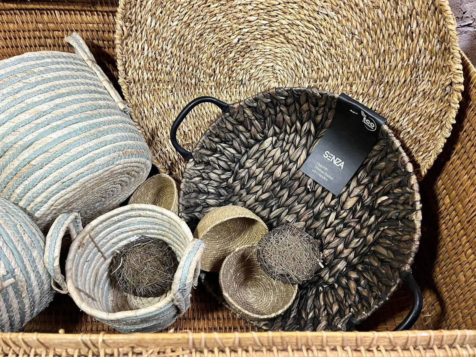 Handgefertigte Körbe für Zuhause in verschiedenen Größen und Naturtönen aus Seegras und Jute zur Aufbewahrung