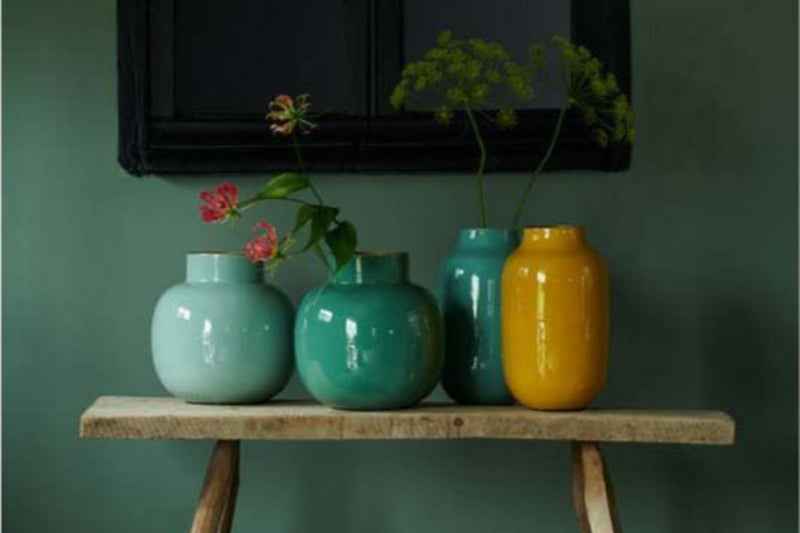 Vasen und Übertöpfe online kaufen: Verschiedene dekorative Vasen aus Keramik und Glas auf Holztisch mit Blumen