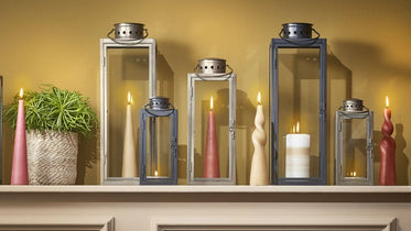 Windlichter aus Naturmaterialien haengendes geflochtenes Seilwindlicht mit Glas innen an Baumzweig im Garten