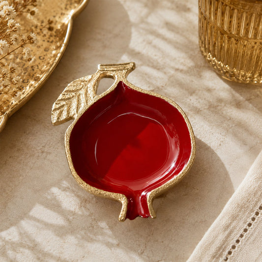 Rote und goldene Granatapfelschale