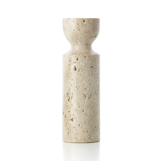 Der Sanduhr-Kerzenhalter aus Travertin – Beige – M - Pimis Living