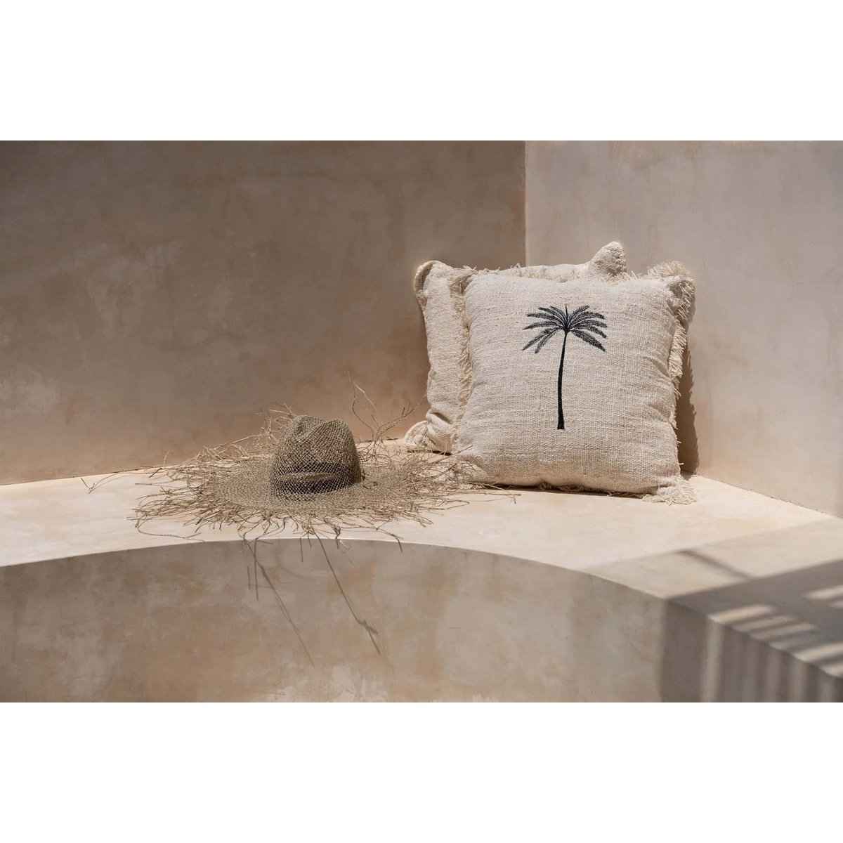Der Gili-Palmen-Kissenbezug – Naturschwarz Bazar Bizar Living