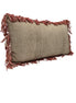 Cojín marrón/beige con flecos en rojo óxido 30x50 cm