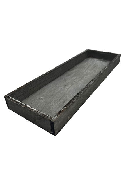 Bandeja de madera, esmaltada en gris.